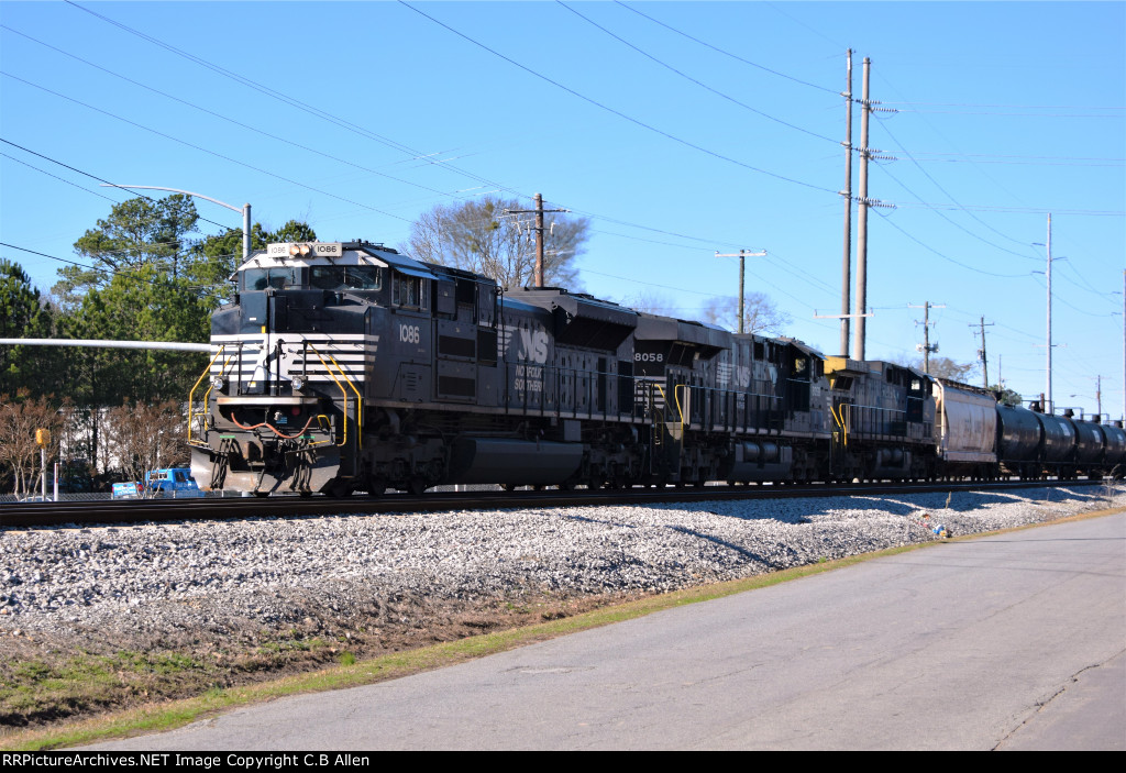 NS 1086 Leads A SB Ethanol Train